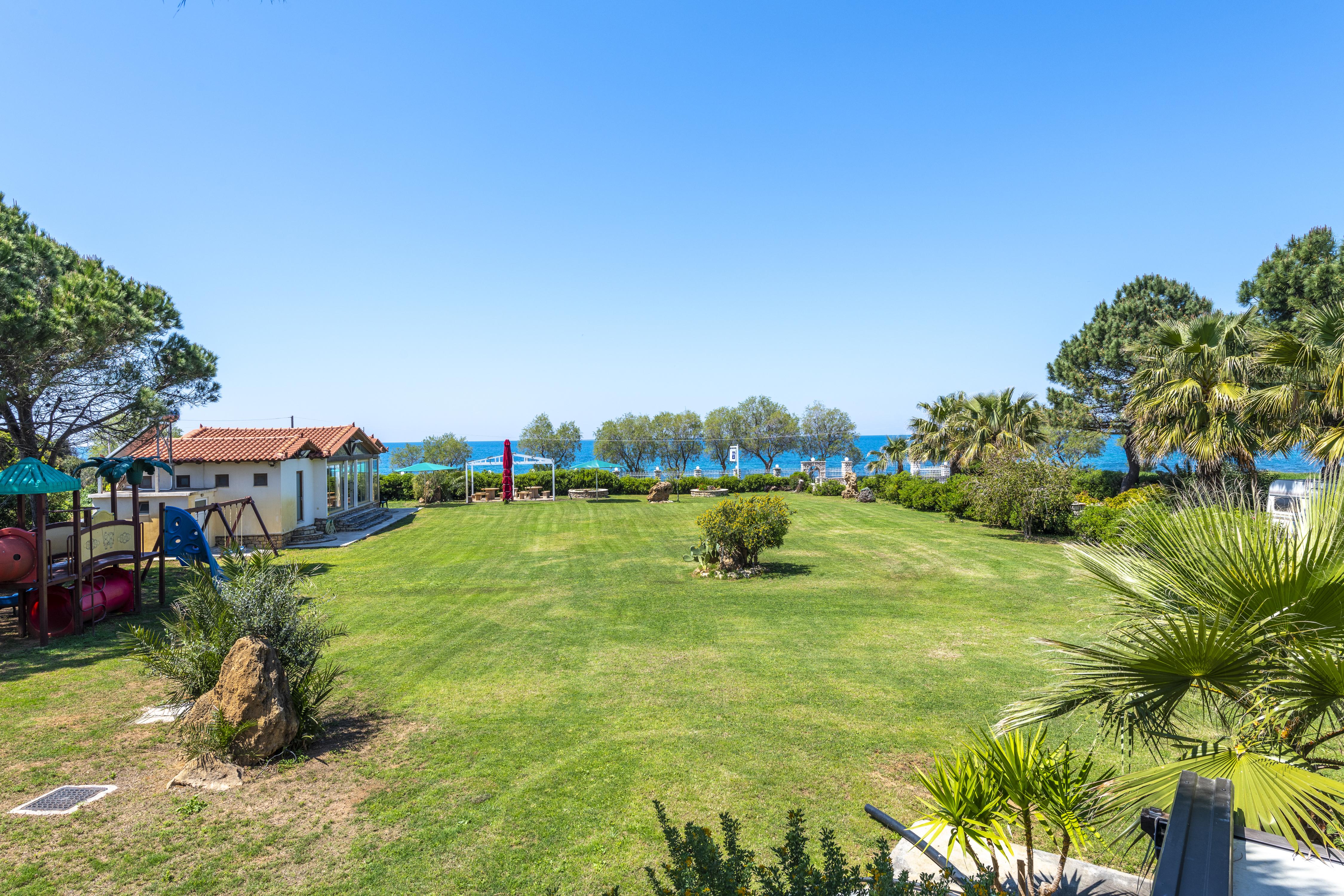 Irida Beach Resort Suites Kyparissia Buitenkant foto